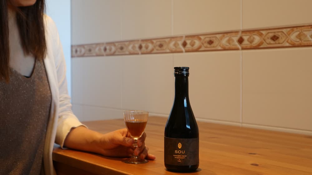 酵素酒の奏を大人が飲んでいる