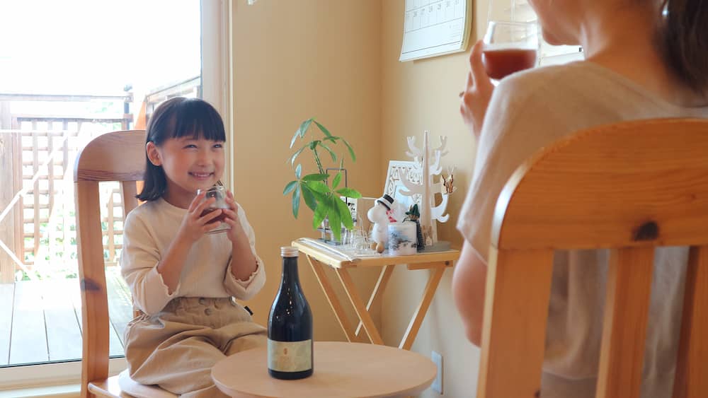 ノンアルコールの奏を子供が飲んでいる