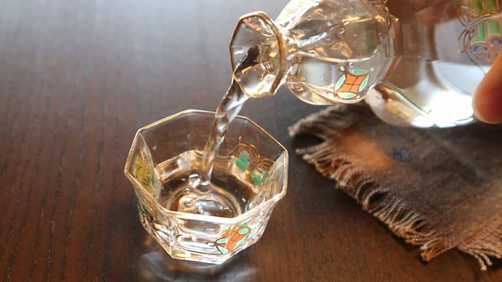 純米酒をグラスに注ぐ